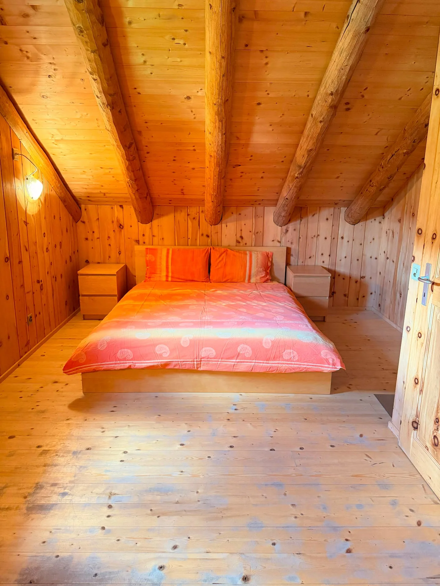Camera matrimoniale in legno di Casa Vista Adula