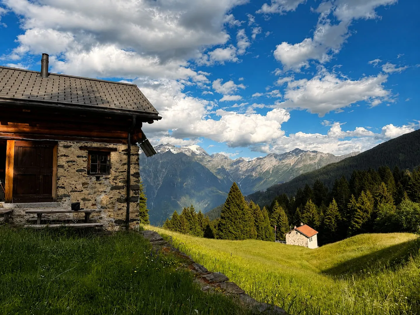 Casa Vista Adula davanti alle montagne della Valle di Blenio